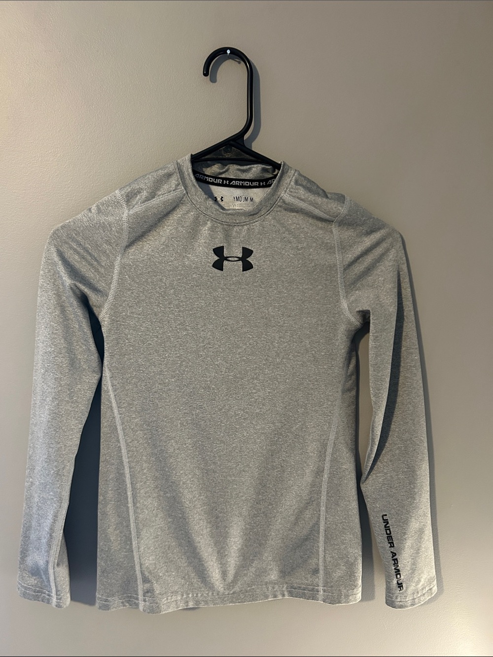 Under Armour Boy’s Medium Light Gray Long-Sleeve Performance Tee